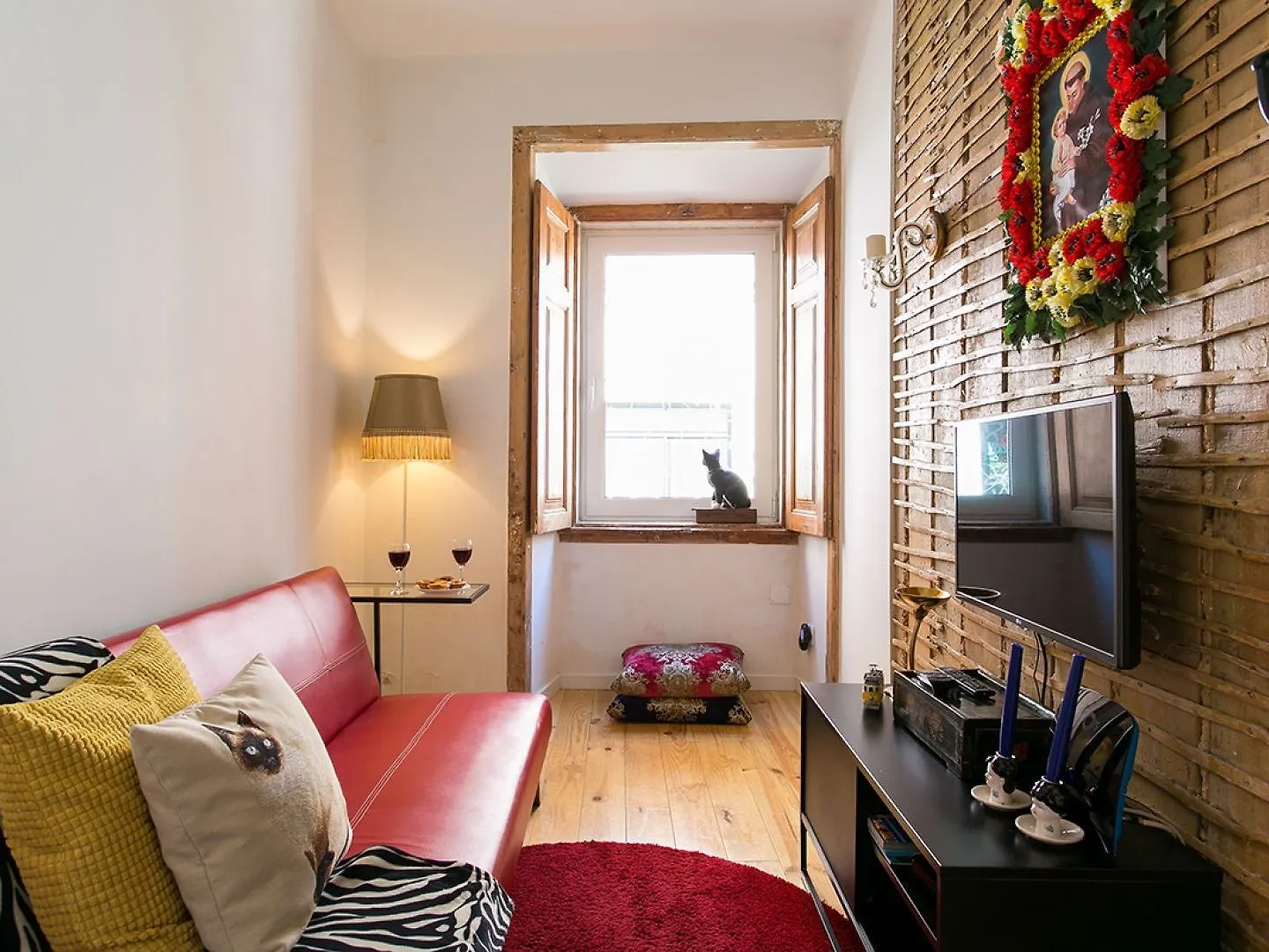 Joivy Inviting Flat Next To Bica Elevator Apartment Lisbon Portugal